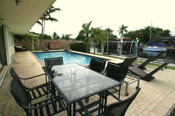 Miami Beach - La Hacienda  – Outdoor dining with swimming pool