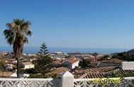 villa con piscina y vistas al mar