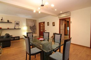 Apartamento de vacaciones en Barcelona – 4-BEDROOM CENTRAL APARTMENT,GREAT LOCATION, 10 PAX