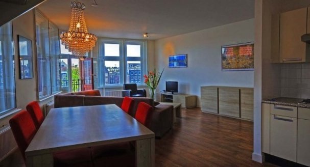 (F) AmsterHome Damrak View – Dining table